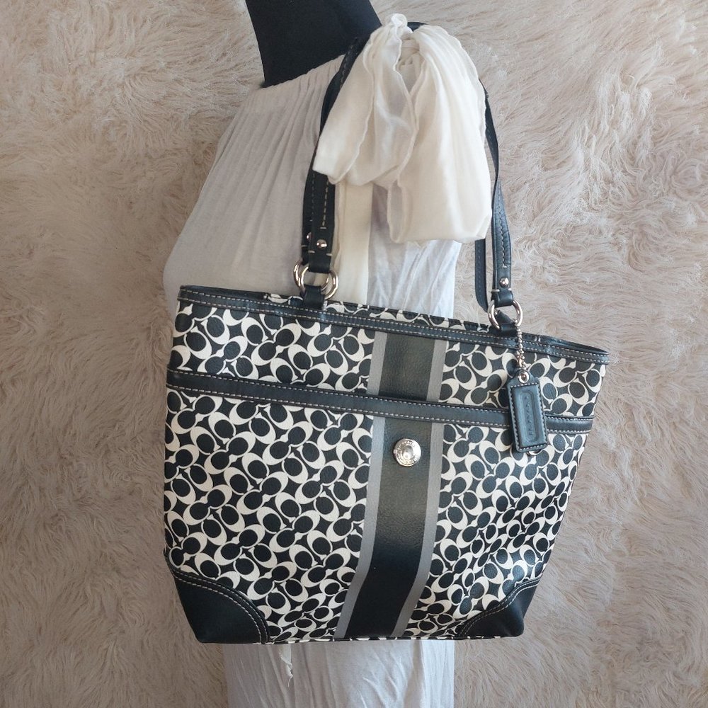 Coach F15137 Women's Black Heritage Signature Leather Tot